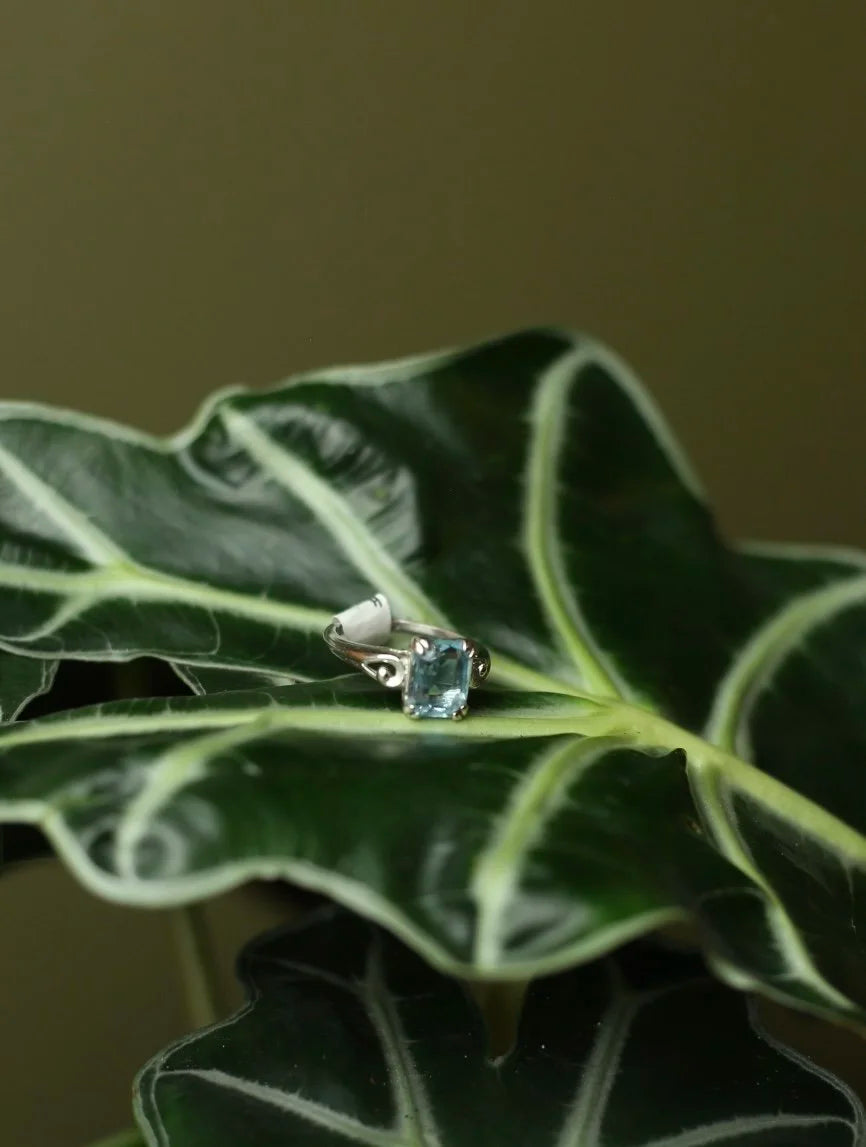 Aqua Gem Avon Silver Tone Ring - Size 8