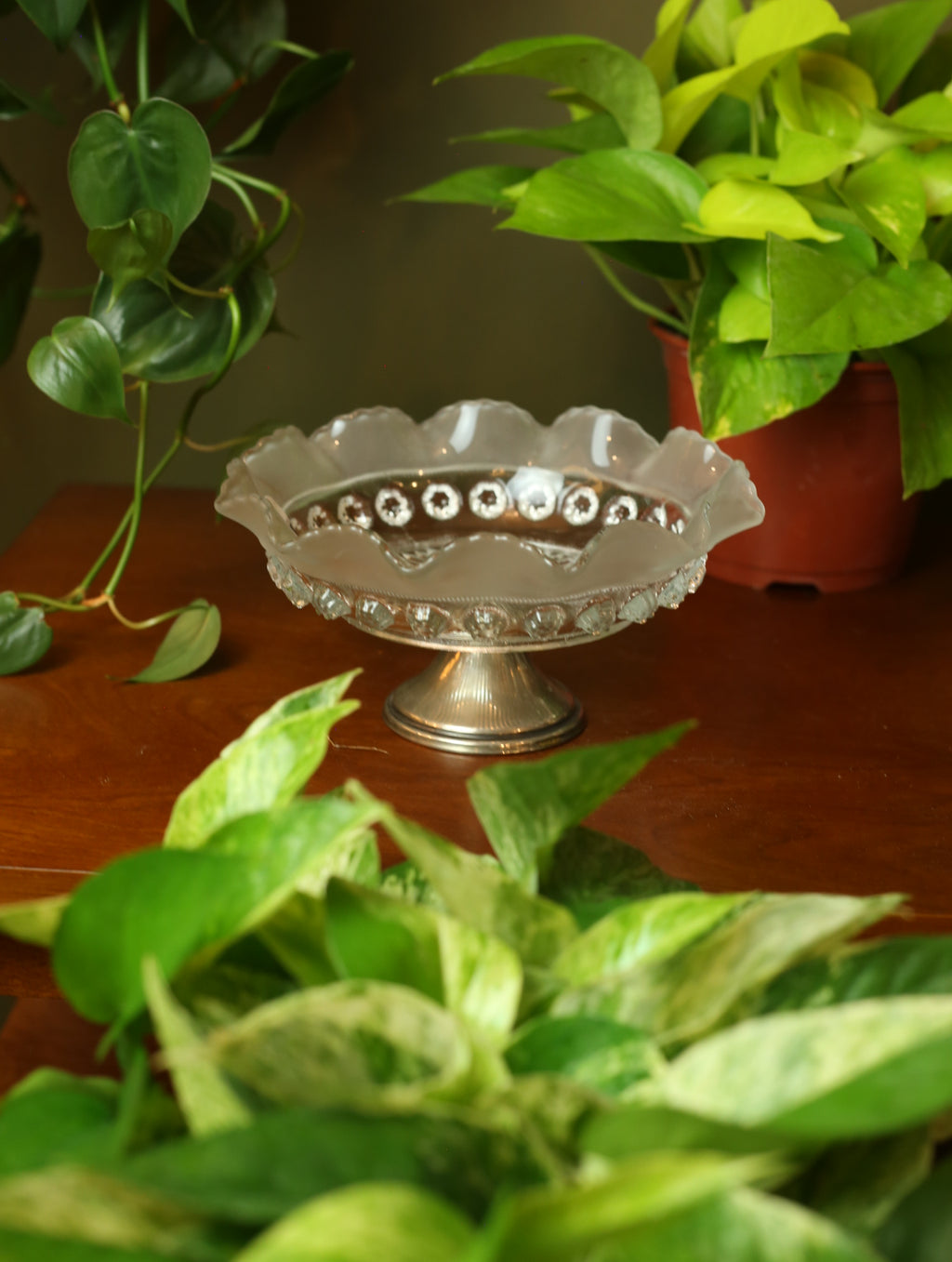 Ruffled edge candy dish with silver base