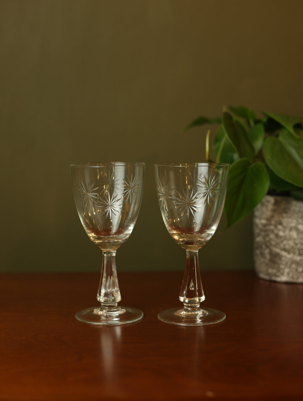 MCM Starbursts White Wine Crystal Glasses